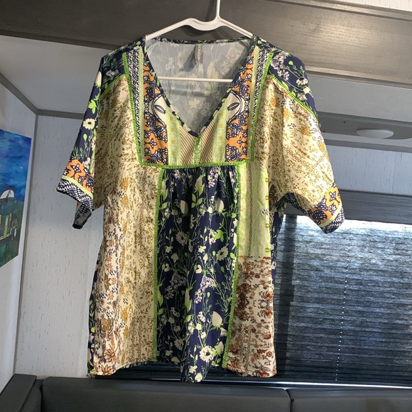 NORACORA brand, Size Medium multi-colored short sleeve blouse. - Picture 7 of 10